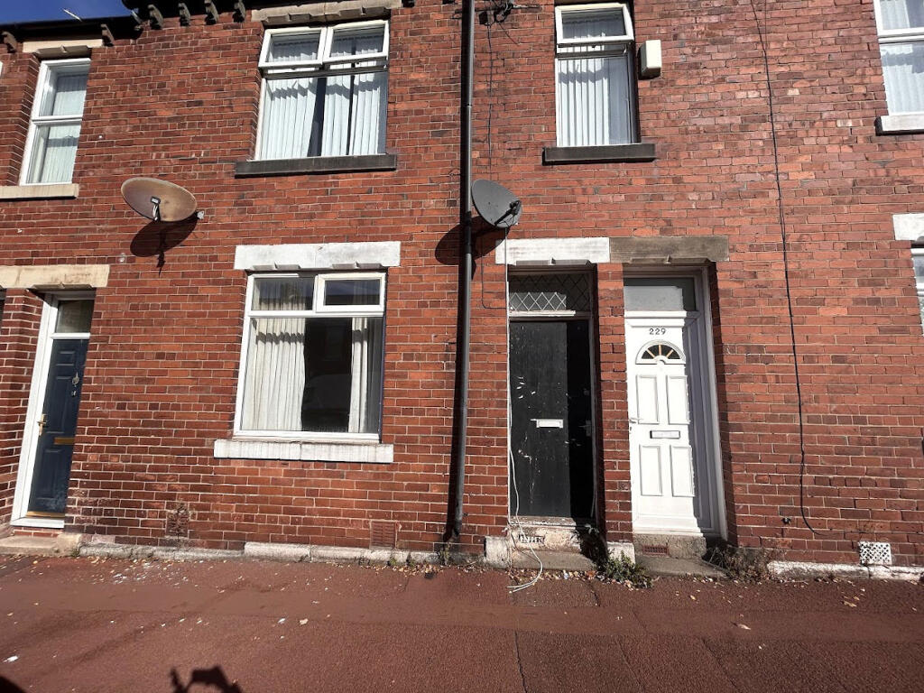 2-bed flat on Commercial Road, Byker, Newcastle upon Tyne, Tyne and Wear, NE6 2ED, £30,000
