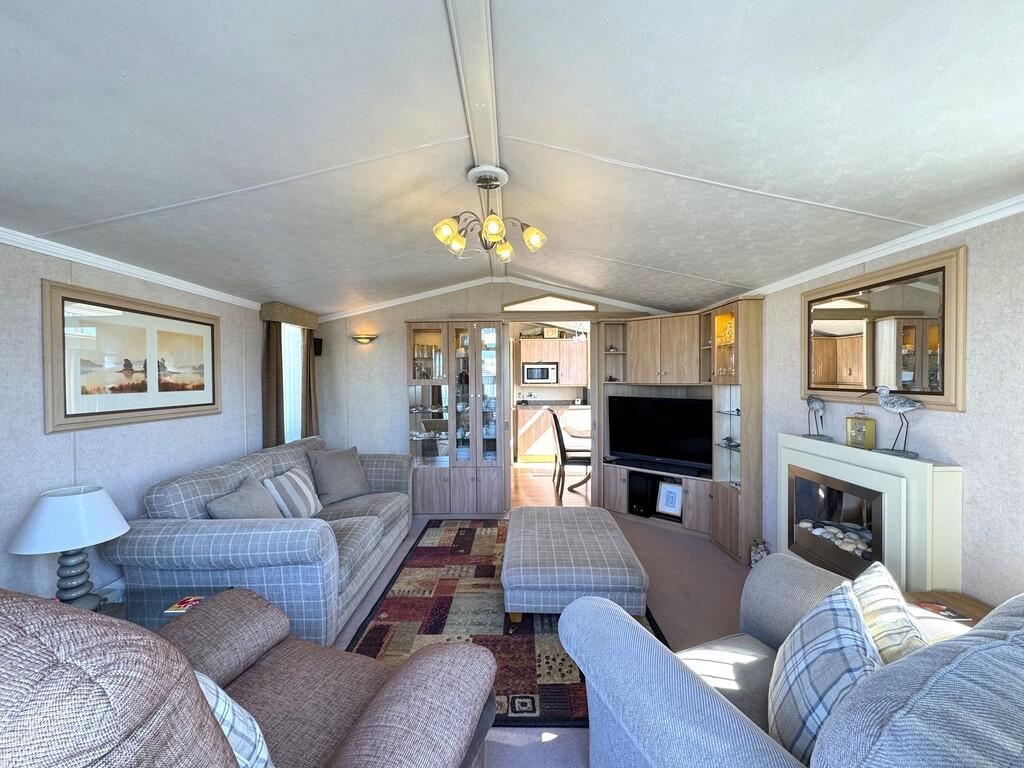 SNETTISHAM - Well Specified Static Holiday Caravan on Good Plot with Garden photo 4