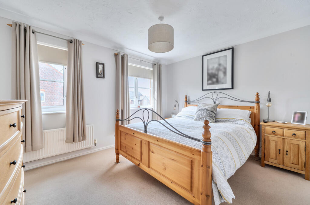 House in Bracknell, Warfield - More