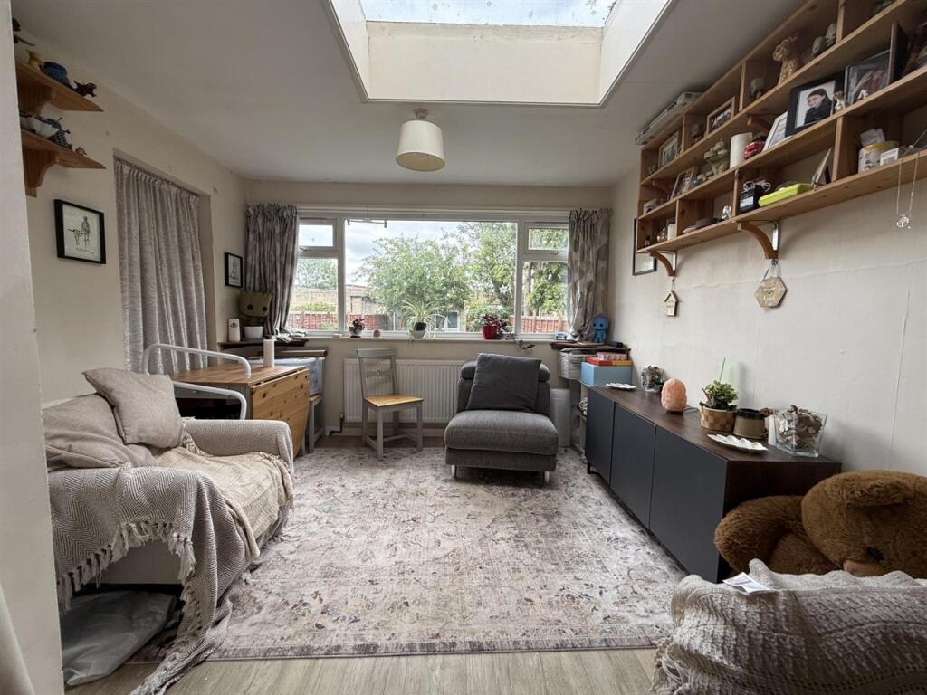 Hounslow Road, Hanworth photo 5