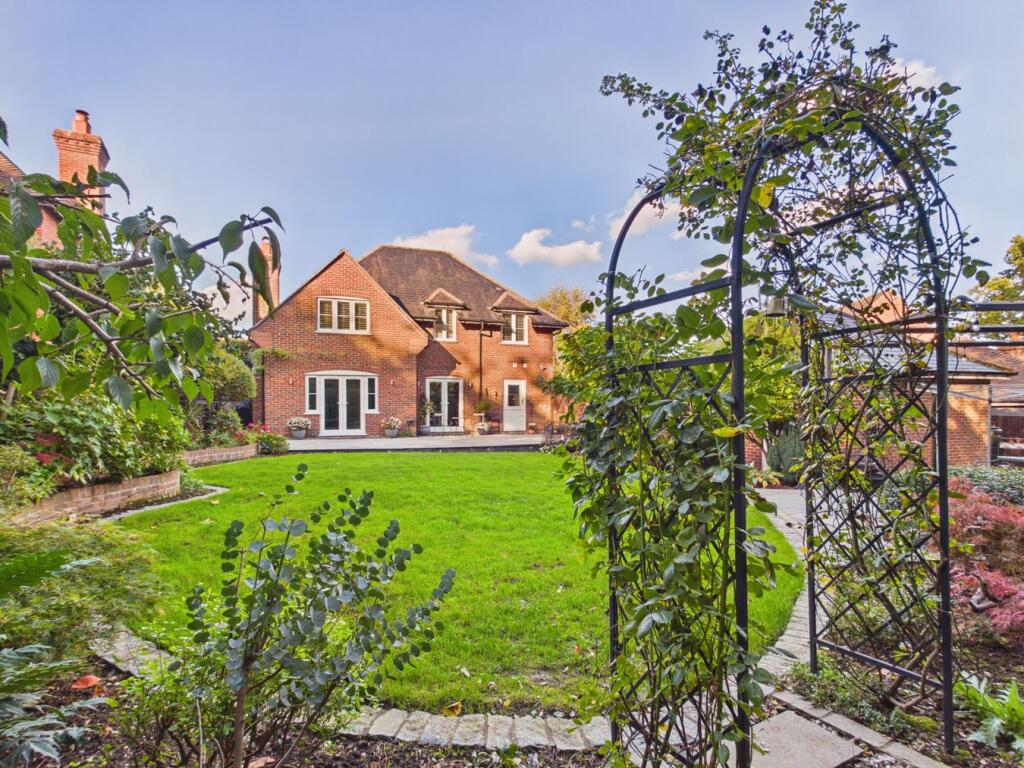 4-bed detached on Hill Place, Bursledon, Southampton, SO31, £950,000