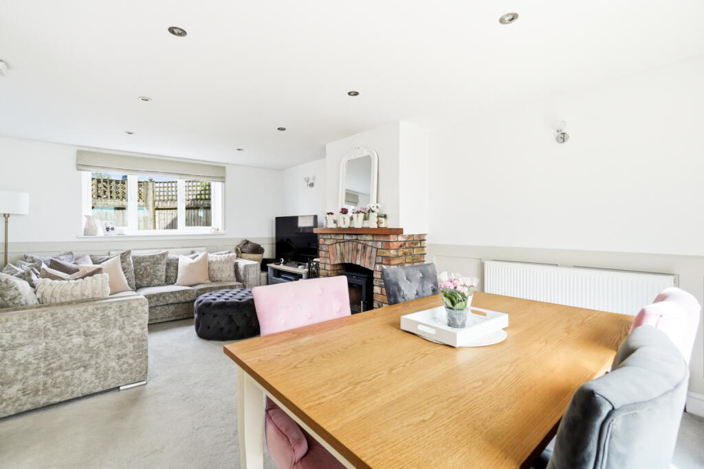 House in East Hertfordshire, Hay Street, Braughing - More