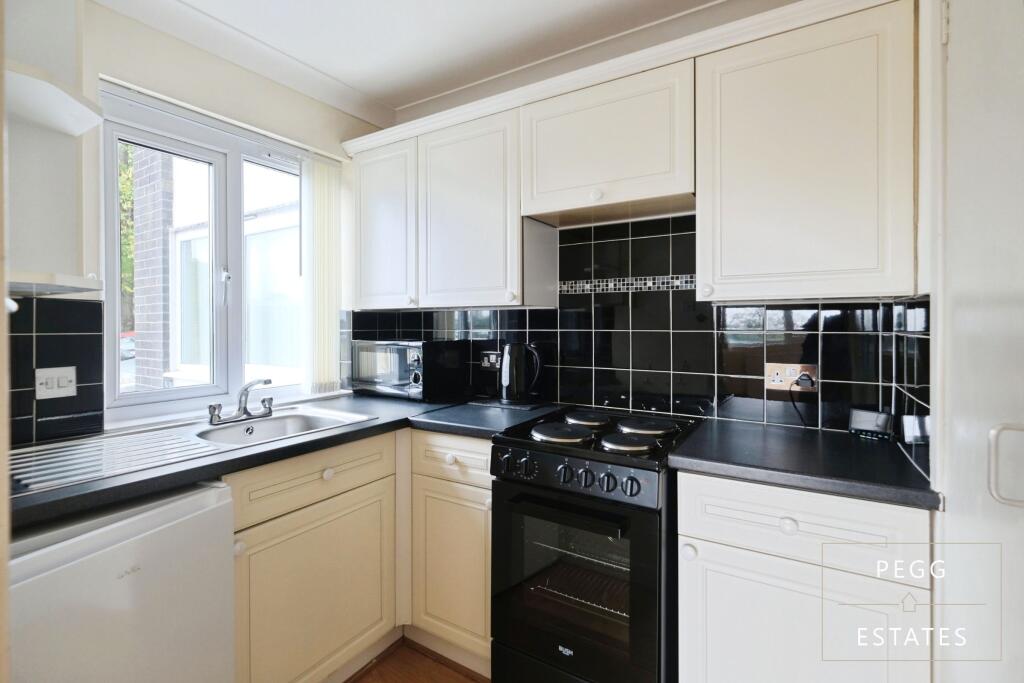 Apartment in Torquay, Torbay - View 2
