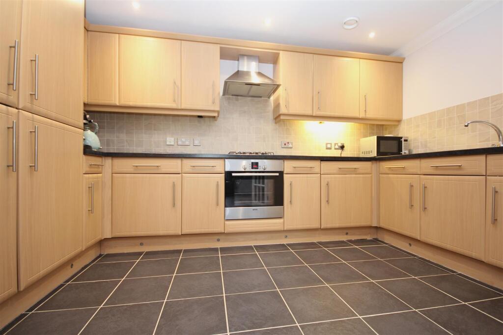 Foxfield, 82 Botley Road, Park Gate, Southampton photo 4