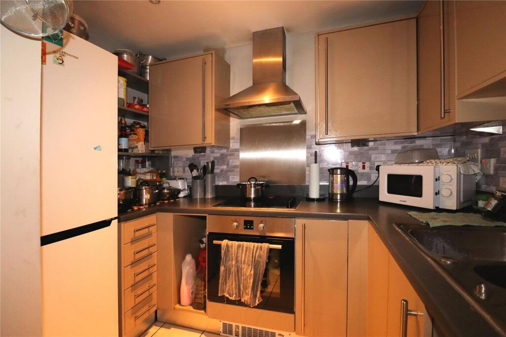Apartment in Woking, Sheerwater - View 2