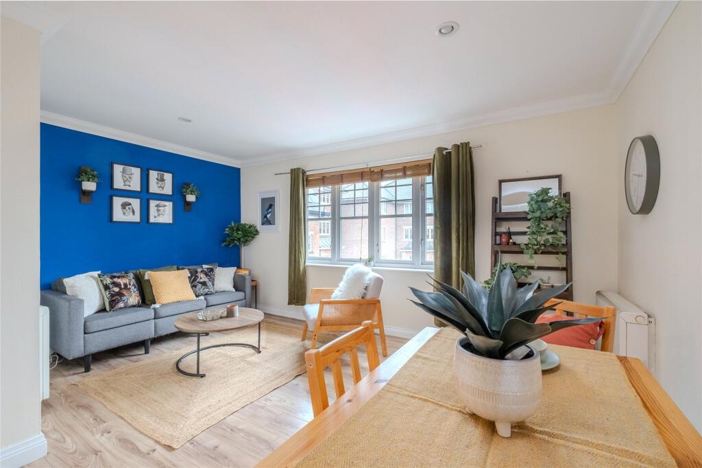 2-bed flat on Fawcett Close, London, SW16, £325,000