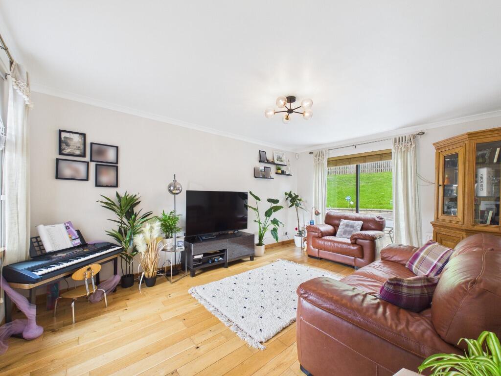 House in Glasgow, South Lanarkshire - More