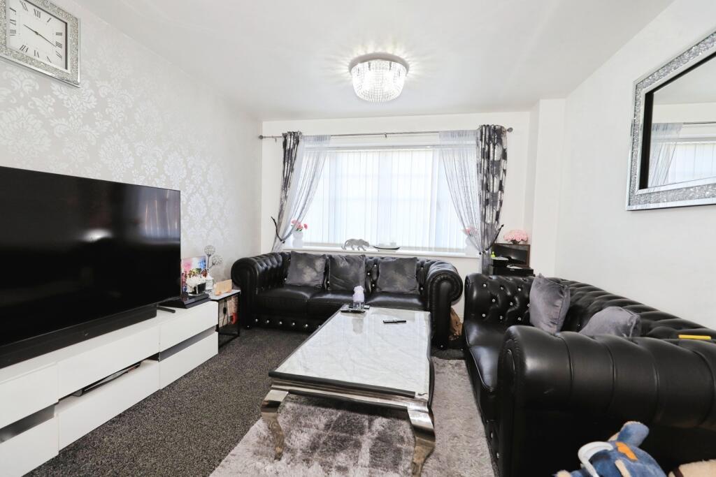 House in Wolverhampton, West Midlands - More