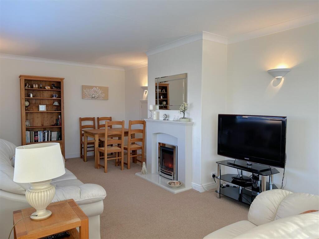 Laburnum Way, Holt, Wrexham photo 4