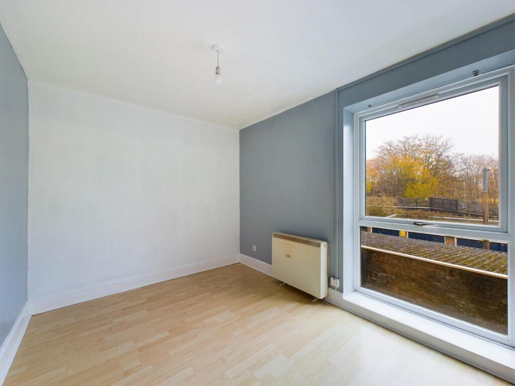 Apartment in Bradford, Frizinghall - View 4