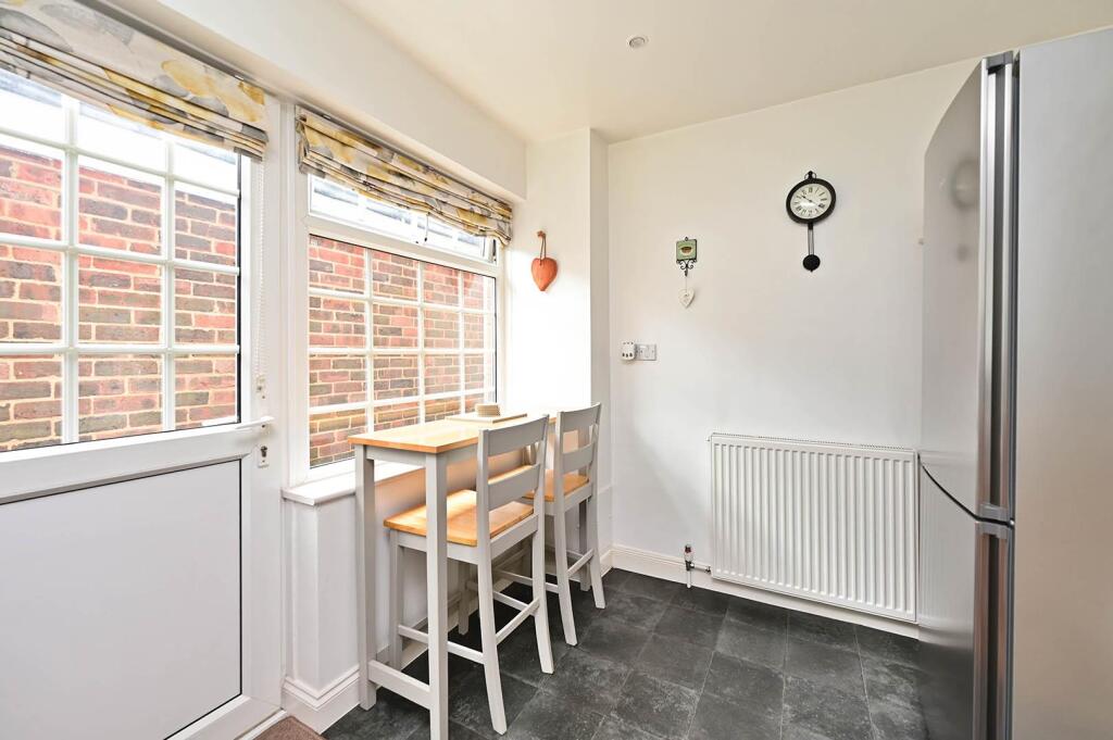 House in Basingstoke and Deane, Buckskin - View 4