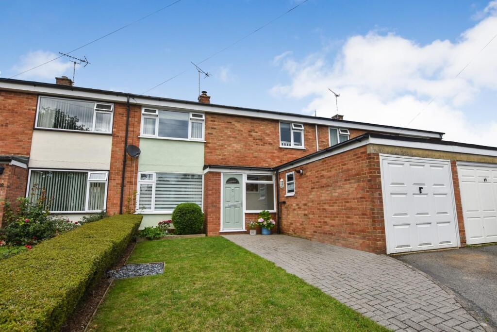 3-bed terraced on Gaell Crescent, Hadleigh, £290,000