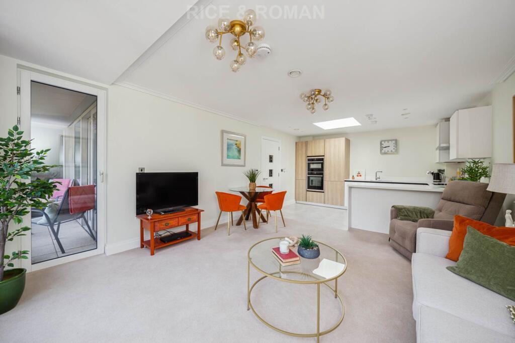 Apartment in Runnymede, Surrey - View 4