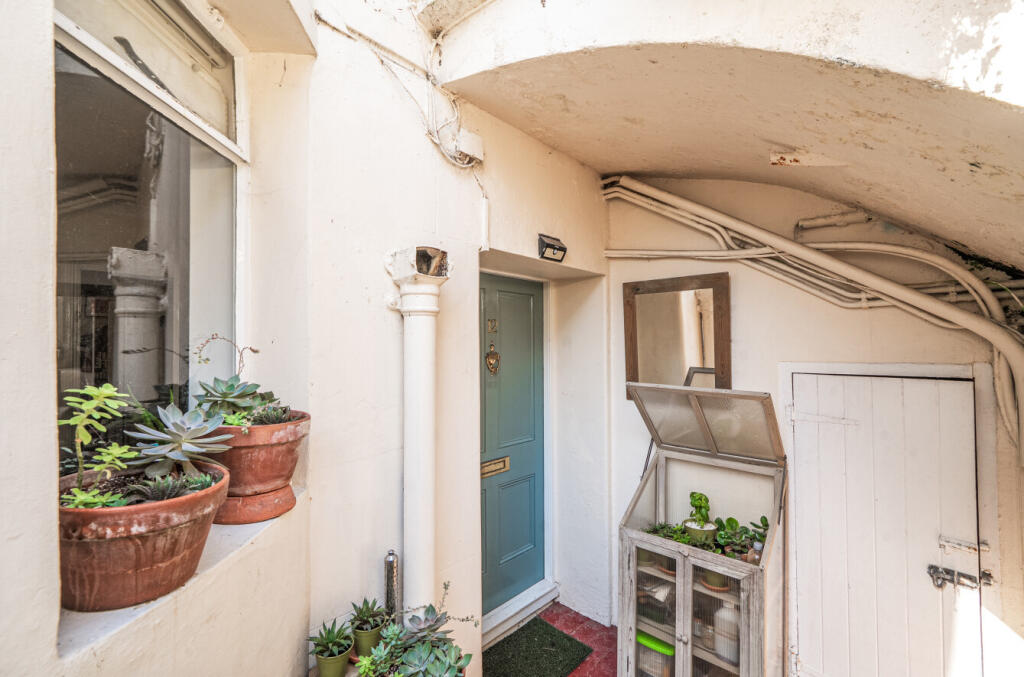 Apartment in Hove, Brunswick - More