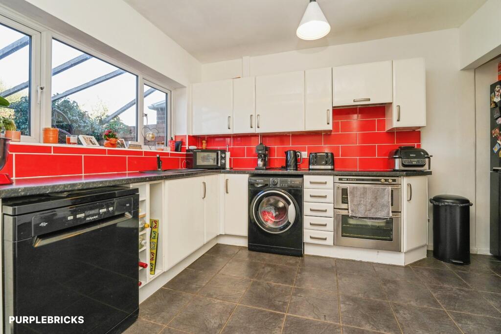 House in Gloucester, Gloucestershire - More