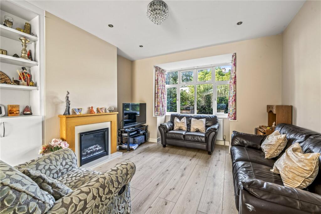 House in London, Hampton - More