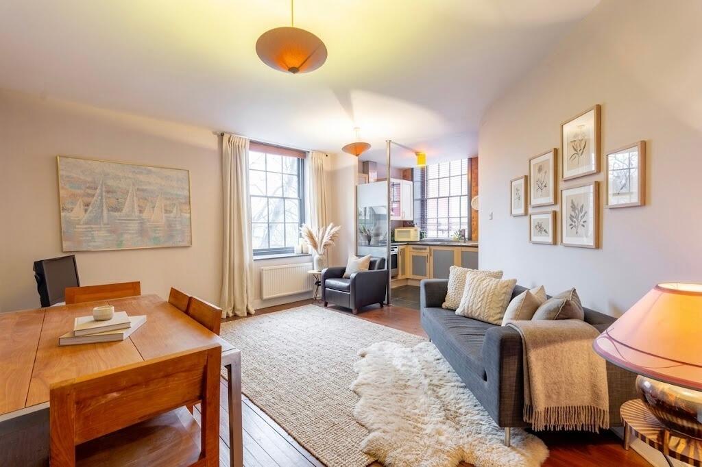 Main image of property: Stone Yard, 1 Hollowstone, Nottingham, Nottinghamshire, NG1 1JH