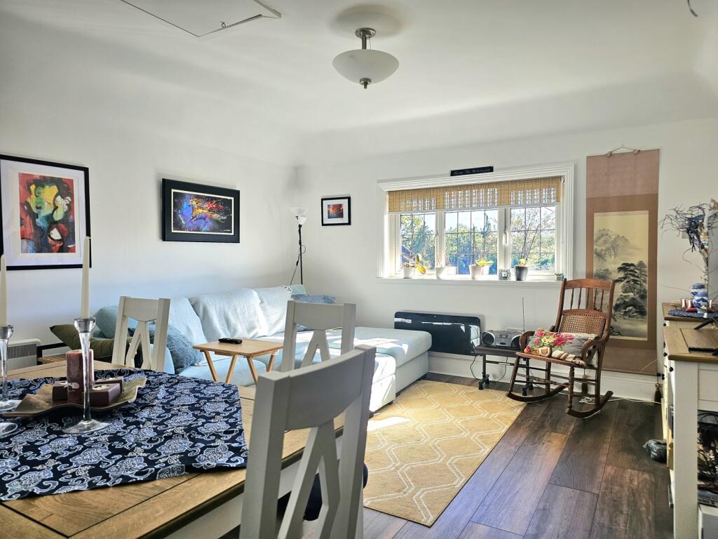 Apartment in Woking, Maybury, Sheerwater - More