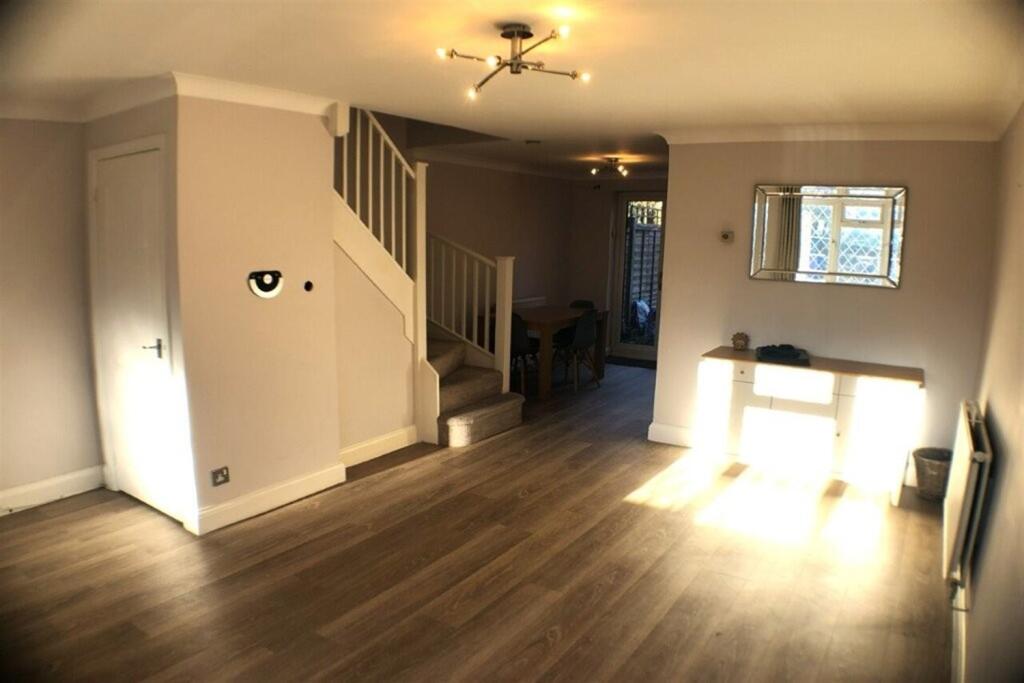 2 bedroom Semi-Detached House in Farnborough photo 3