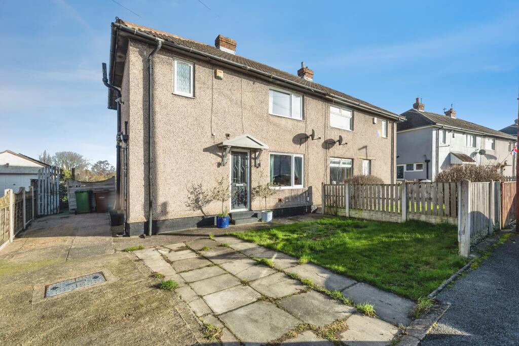 3-bed semi-detached on Lynwood Crescent, Fitzwilliam, Pontefract, WF9, £150,000