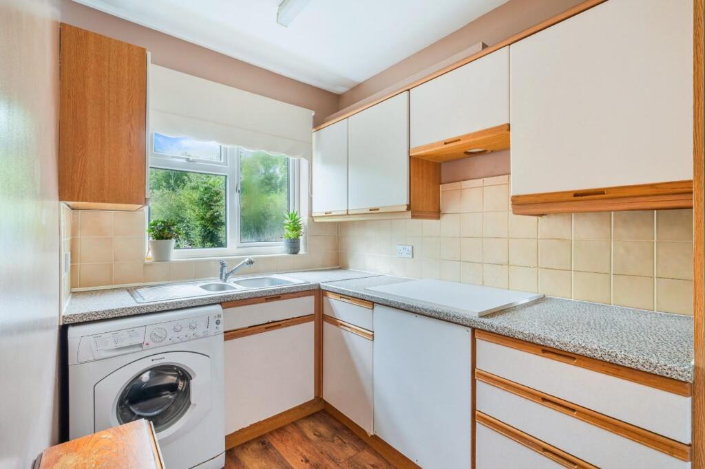 House in Epsom, Stoneleigh - View 5