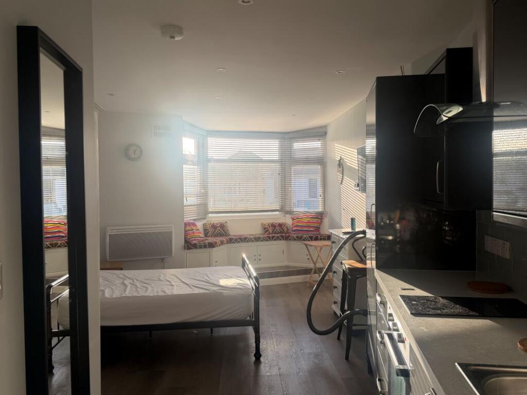 Apartment in Swansea - View 3