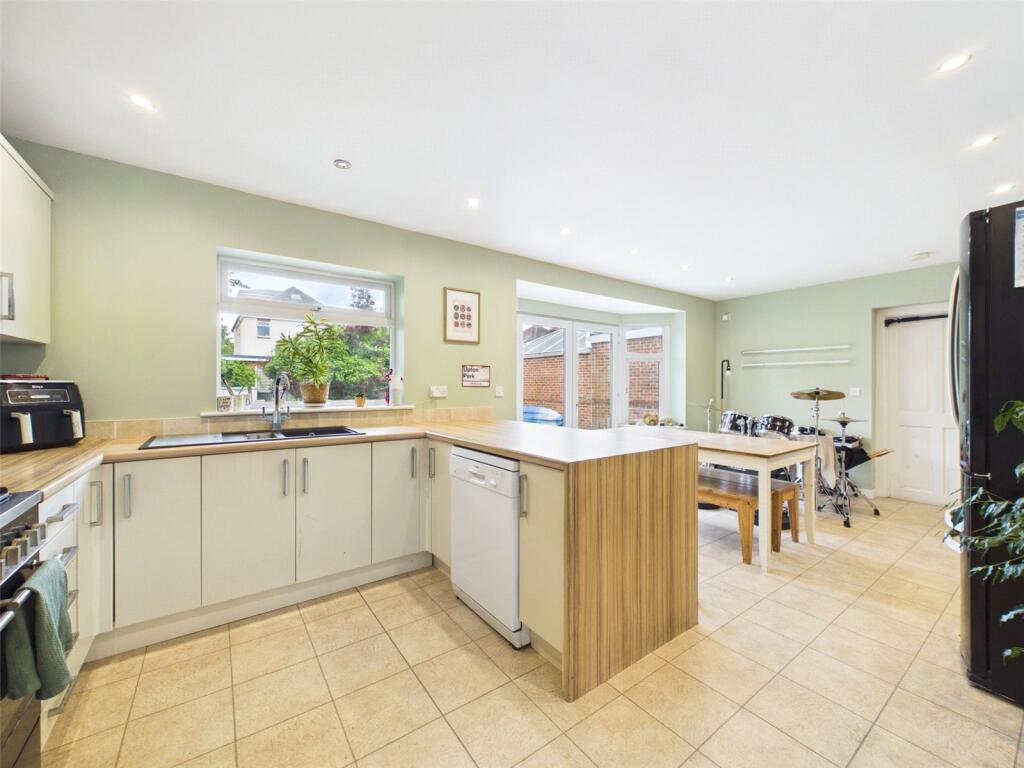 Maundeville Crescent, Christchurch, Dorset, BH23 photo 4