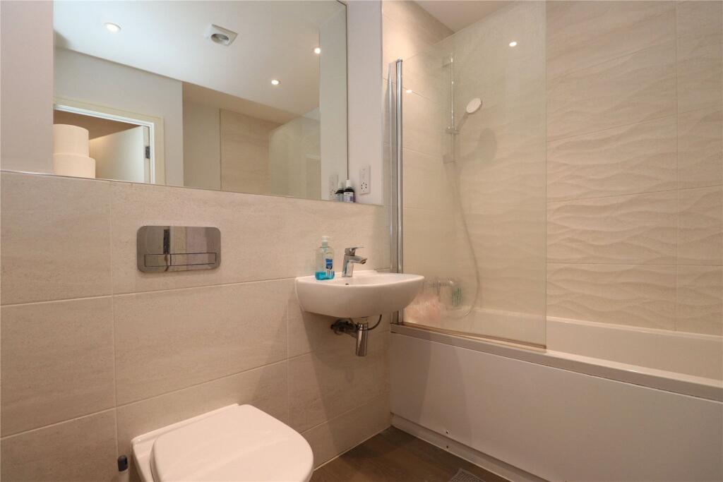 Apartment in Woking, Sheerwater - View 5