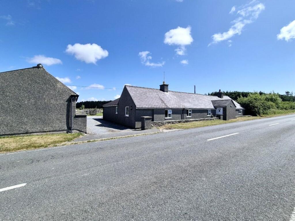 Main image of property: Pen Cob, Malltraeth, Anglesey, LL62