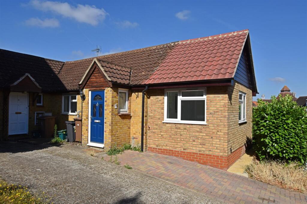 2-bed bungalow on Thornborough Avenue, South Woodham Ferrers, £260,000
