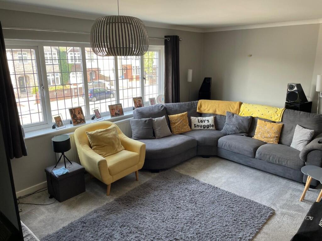 2-bed flat on Worplesdon Road, Guildford, Surrey, GU2, £275,000