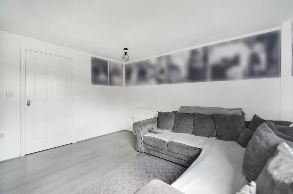 Apartment in Broxbourne, Hertfordshire - View 3