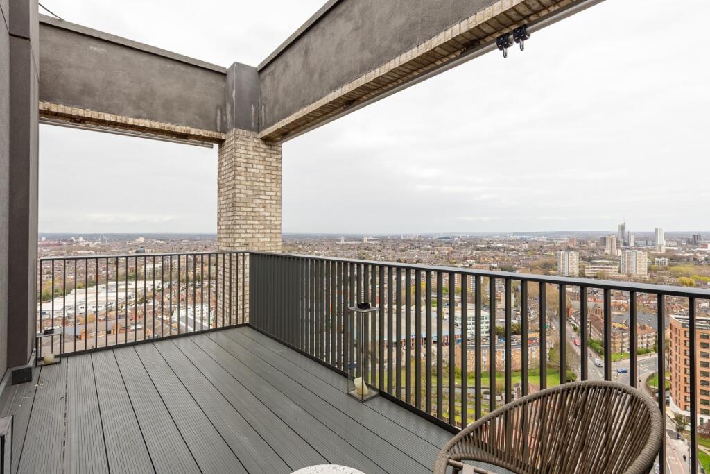 2-bed flat on Dragonfly Walk London N4, £1,097,500