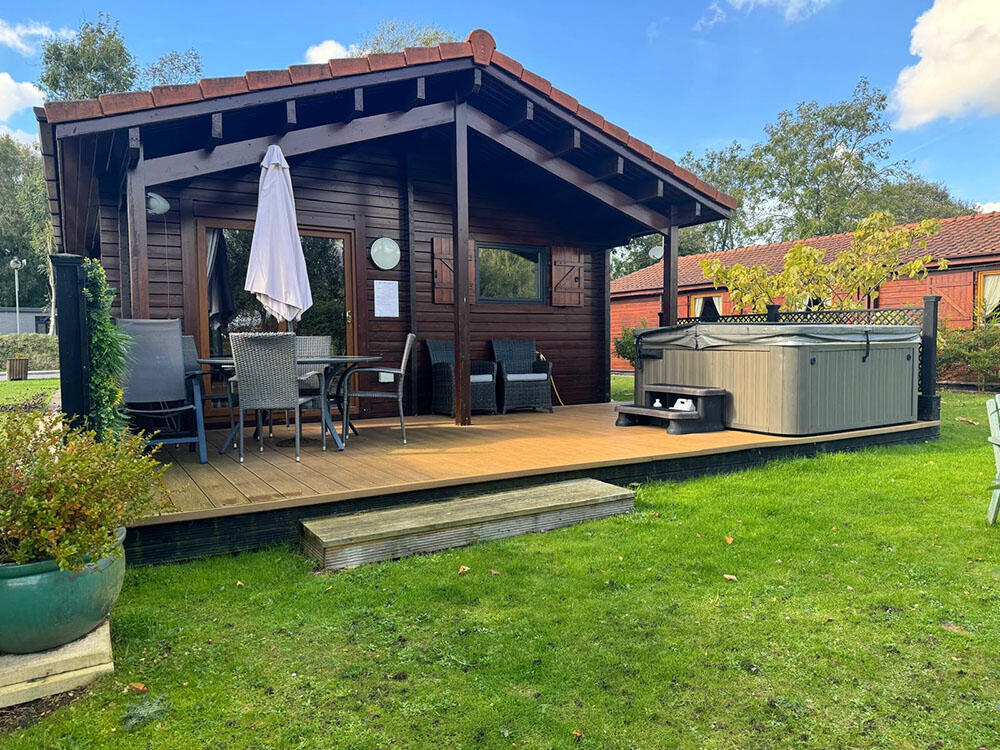 3-bed caravan on Duck Lagoon, Tattershall Lakes Country Park, Sleaford Road, LN4, £195,000
