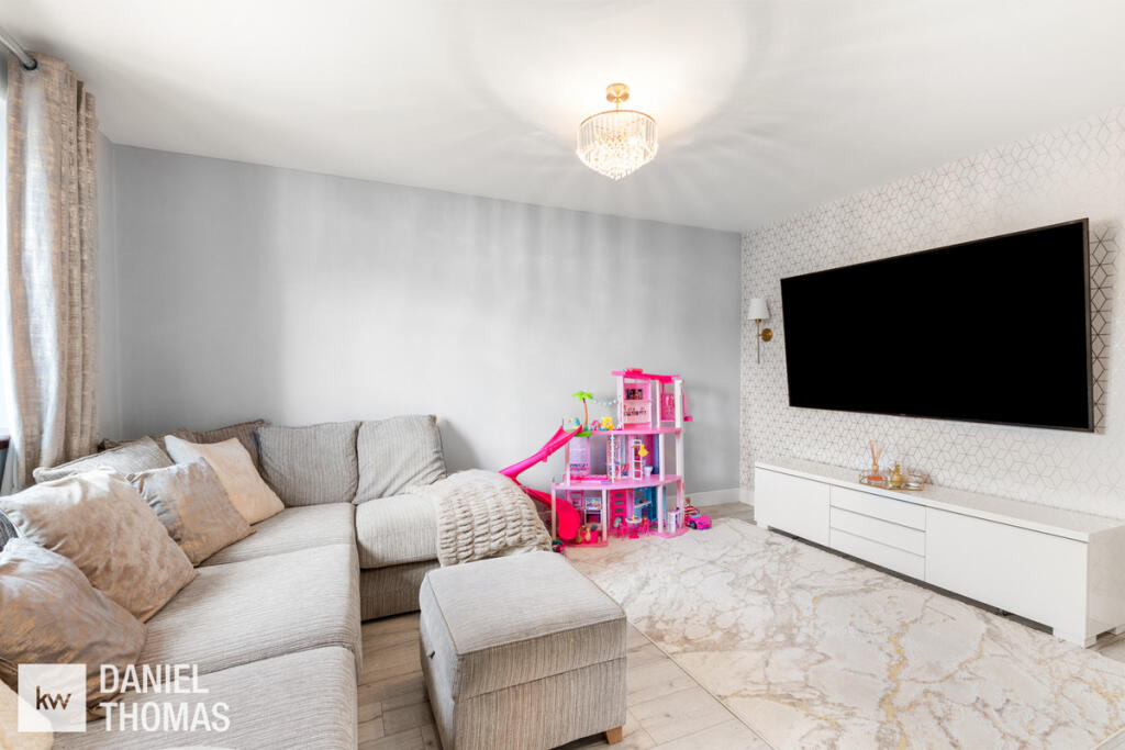 DANIEL THOMAS | Beechfield Walk, Waltham Abbey, EN9 3AA photo 3
