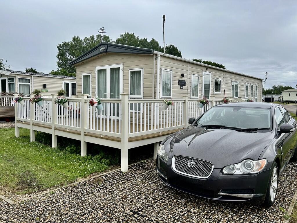 2-bed caravan on Essex Road, Hoddesdon, £99,995