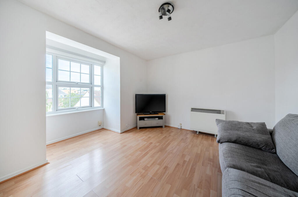 1-bed apartment on Red Lion Court, Bishop's Stortford, Hertfordshire, CM23, £175,000