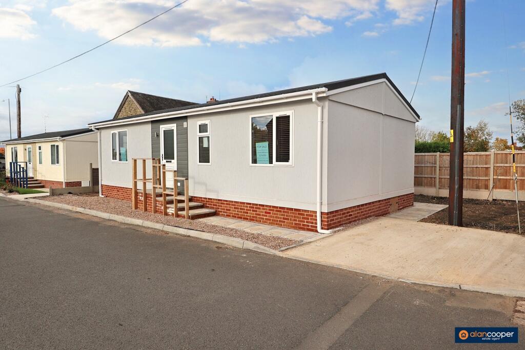 2-bed caravan on Mill Farm Park, Bulkington, CV12 9SE, £214,950