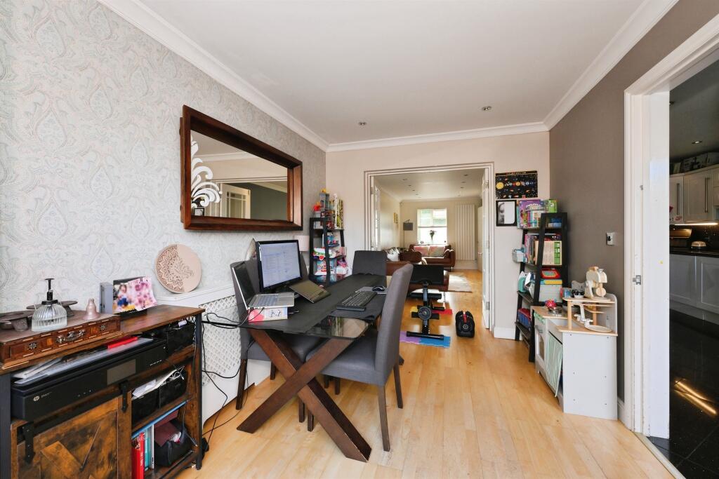 House in Welwyn Hatfield, Hertfordshire - View 5