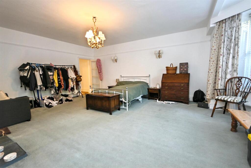 Apartment in Eastbourne, East Sussex - View 5