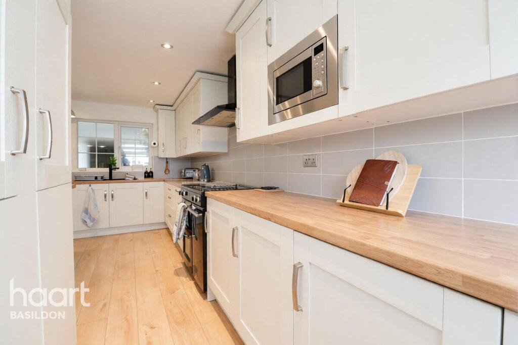 Latchetts Shaw, Basildon photo 4