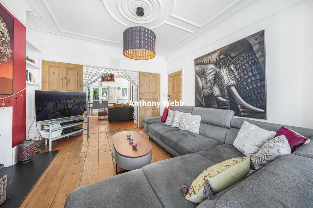 Main image of property: Bourne Hill, Palmers Green, N13