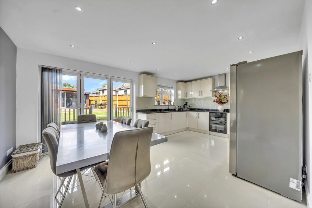 House in London, Collier Row - More