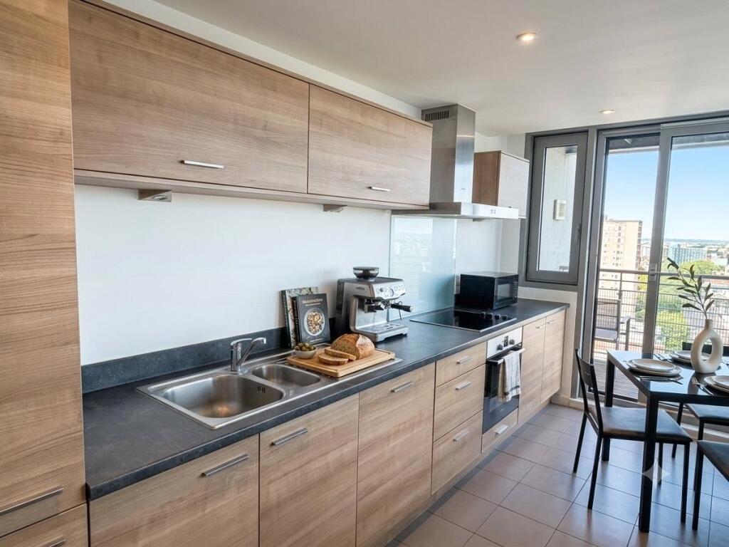 Apartment in Portsmouth, Portsea - View 5