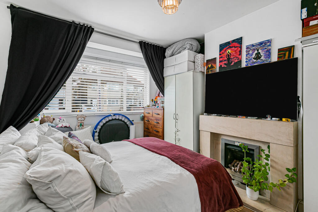 Grove Road, Mitcham, CR4 - More