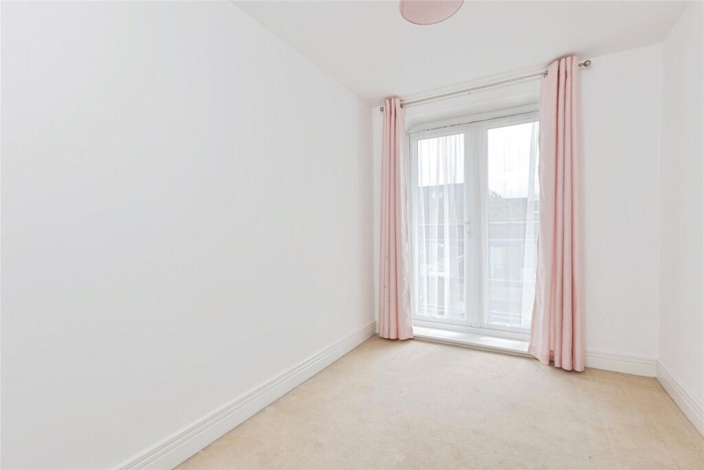 Apartment in Swanley, White Oak - More