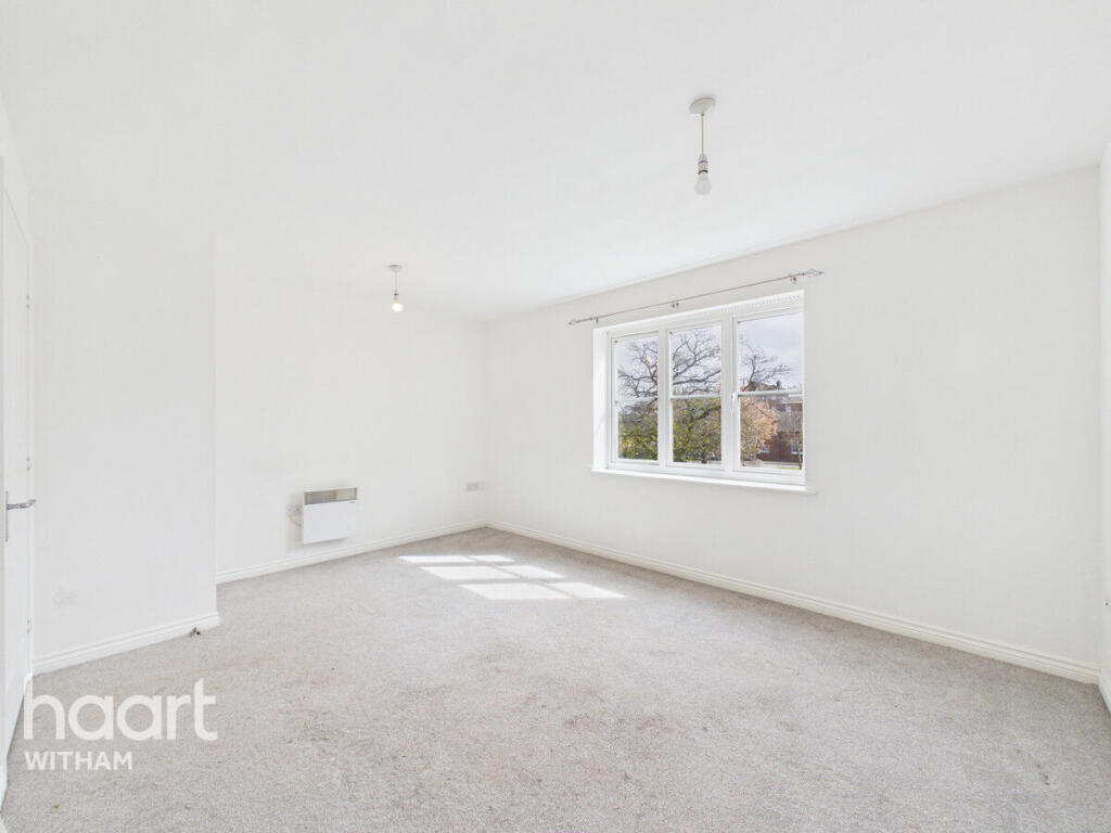 2-bed flat on Halcyon Close, Witham, £170,000