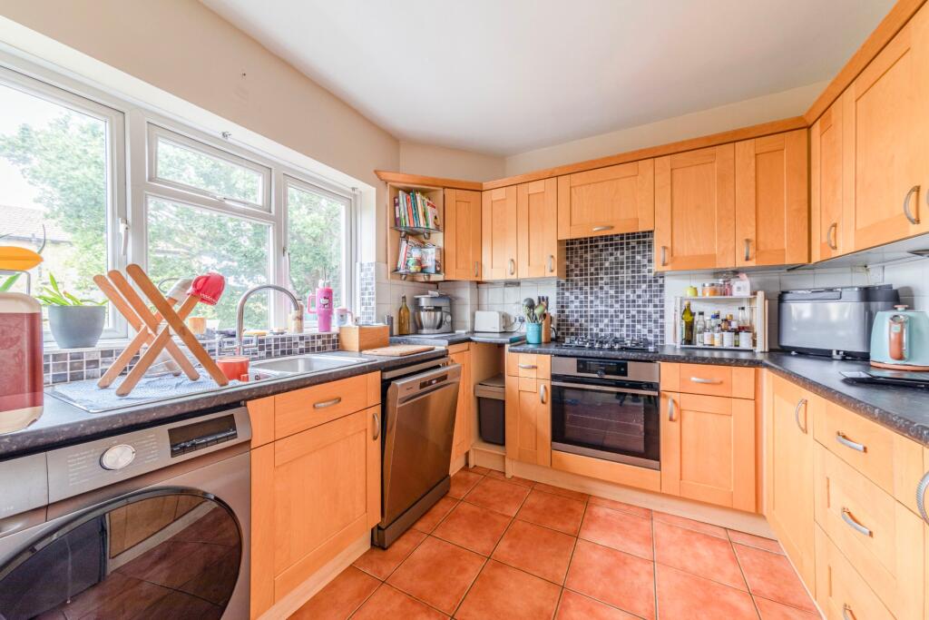 Apartment in Runnymede, Surrey - View 4