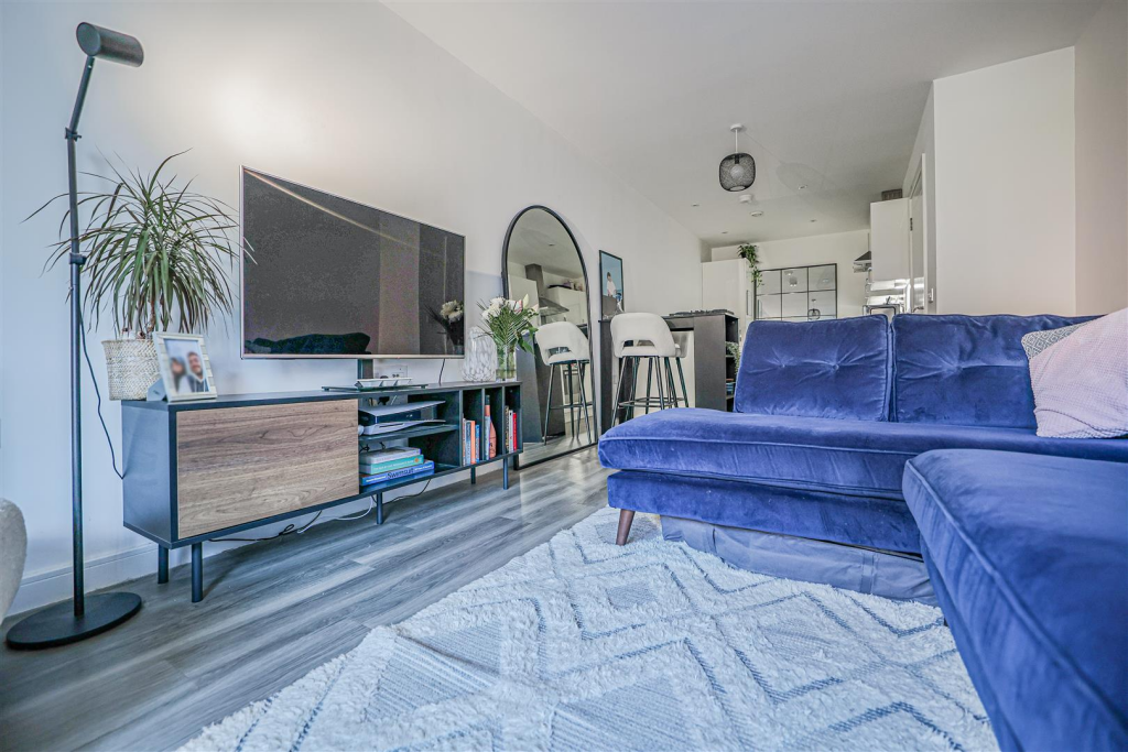 Apartment in Dacorum, Hertfordshire - View 4