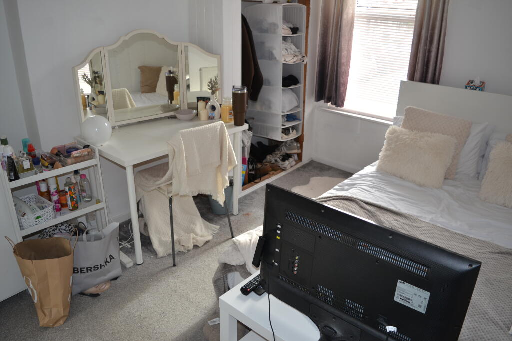 4 bedroom end of terrace house for rent